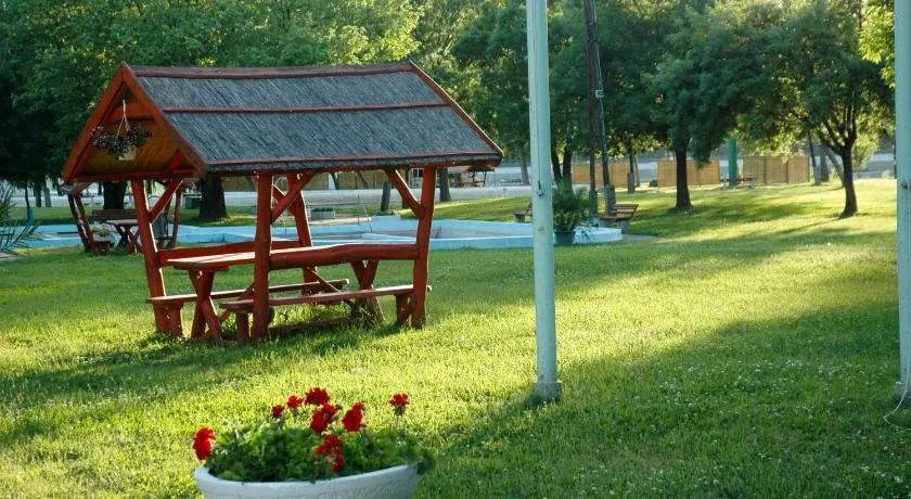 Szegedi Partfürdő Kemping és Apartman - Image 1