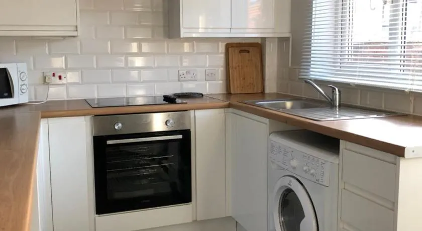 spacious 2 bedroom house - Image 1