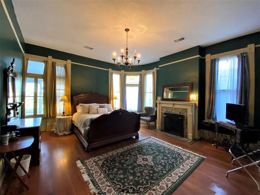The Queen Anne Inn - Image 1