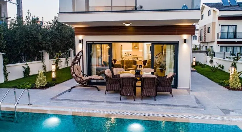 merkezde 8 kişilik özel havuzlu villa - Image 1