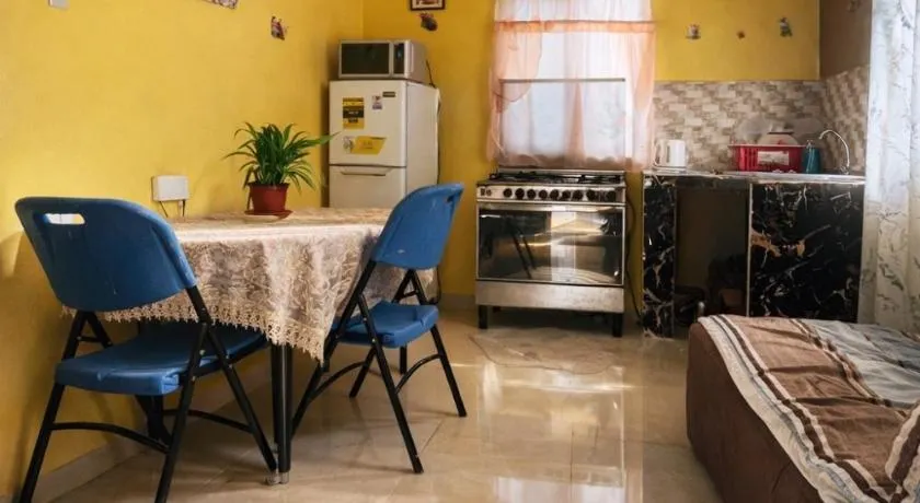 Serenity Escape, Cozy Stay w Secure Parking - Image 1