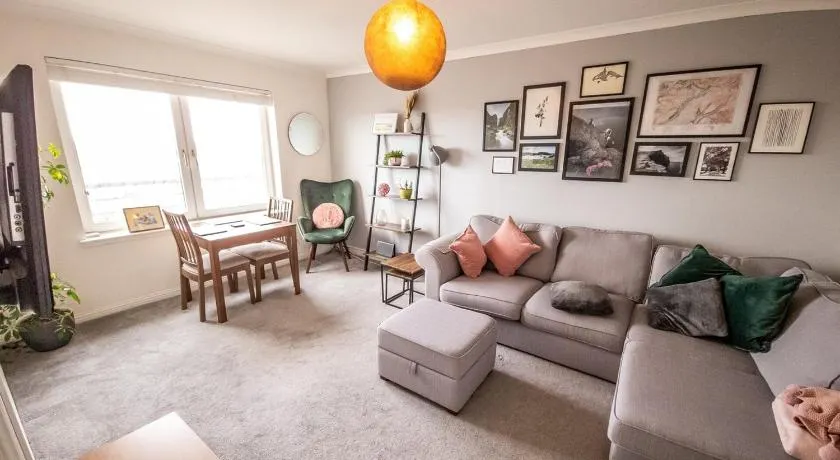 Tranquil 2Bed/2Bath Duplex Falkirk - Image 1