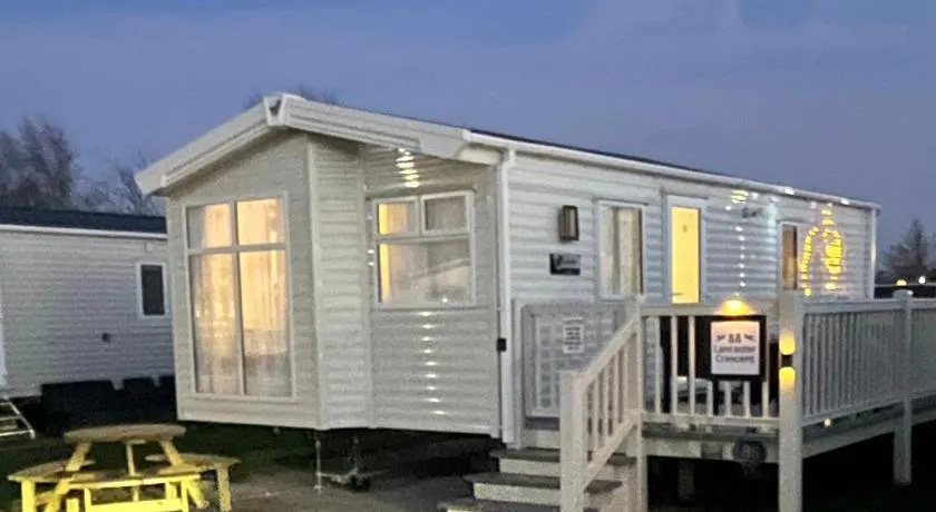 Calypso Hot Tub Breaks Tattershall Lakes Pet Friendly - Image 1