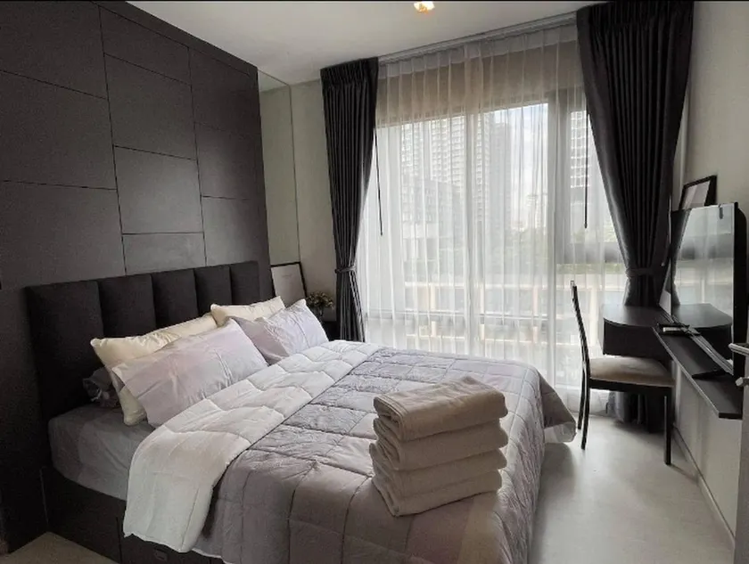 Modern Condo in Khlong Toei Balcony, Gym, Fast WiFi - Image 1