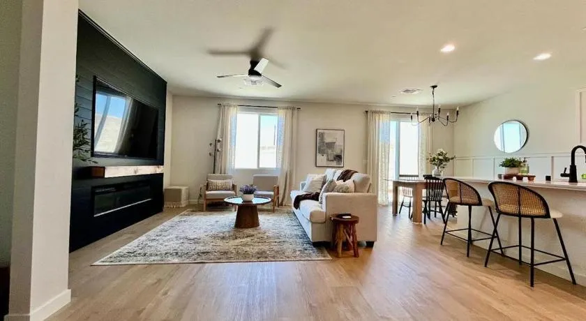 Business Travel Ready New 3BR Near Airport - Image 1