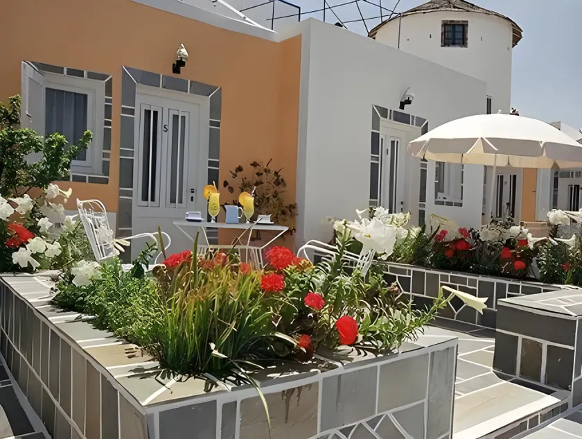 Sun Rocks Boutique Hotel - Caldera View Suites & Sunset Dining Experience - Image 1