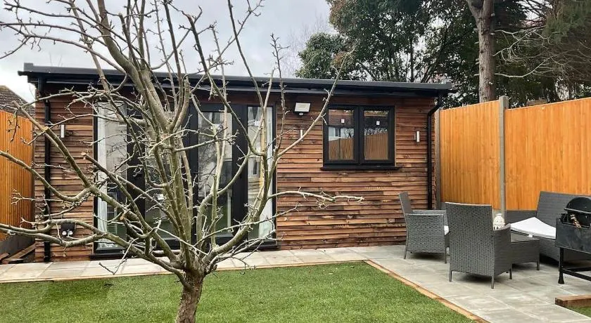 Studio - Sleeps 2 - Pet friendly - Parking - Image 1