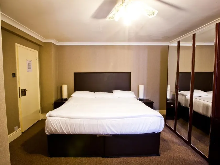 Rossmore Hotel - Image 1