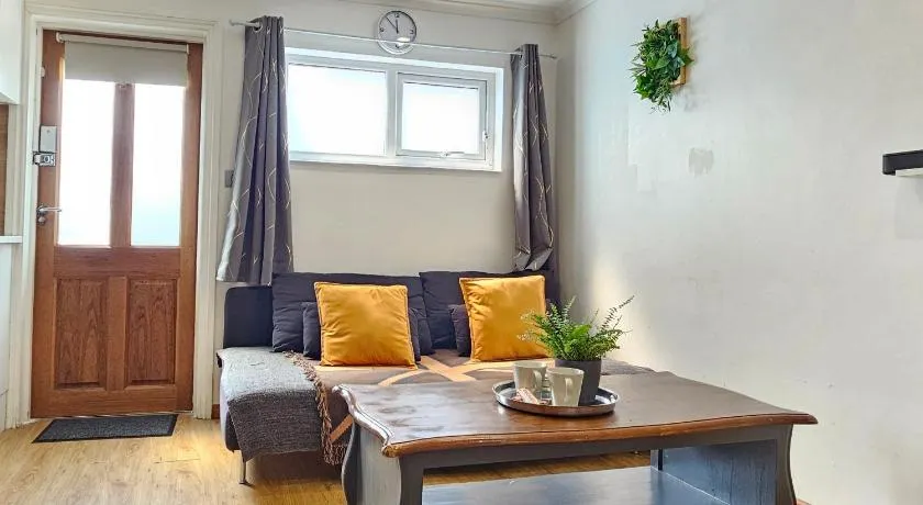 Beautiful guest rooms, Free Parking, 30min Heathrow, 40min Wembley, 60min Central London - Image 1