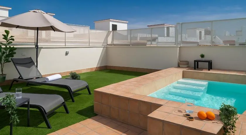 Lola 14 Suite Apartment - Image 1
