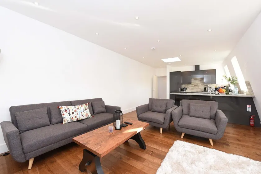 Spacious 3BR Apartment Next to Clapham Junction, 1Min to Trains, Battersea - Image 1