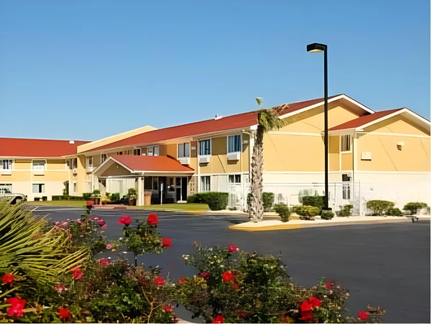 Rodeway Inn & Suites Jacksonville near Camp Lejeune - Image 1