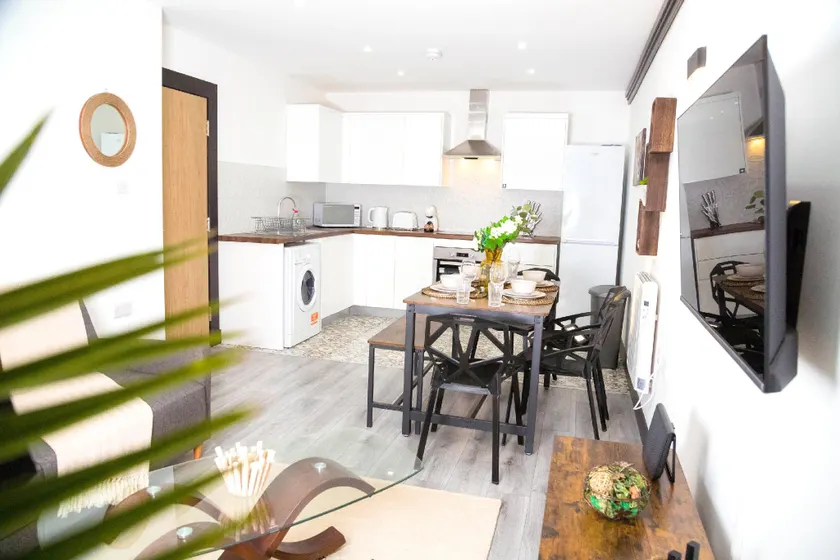 The Cozy Chapter - Spacious Apartments Near Manchester City Centre & Old Trafford - Image 1