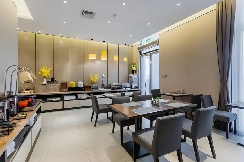 Home Inn Plus Yantai Mixc Yanda Seaside Bathing Beach - Image 1