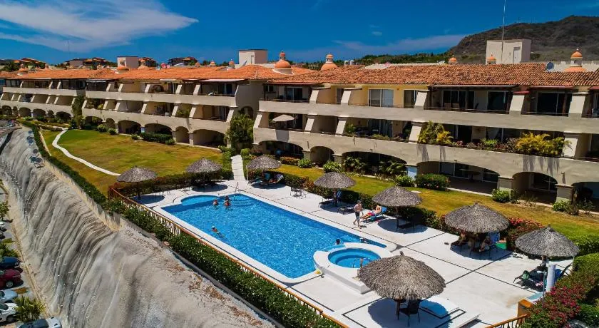 Stylish apartment near beach & dining with pool, hot tub, tennis, & large patio - Image 1