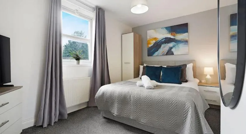 Modern 3 Bed Home with Garden, Free Parking and Wi-Fi - Image 1