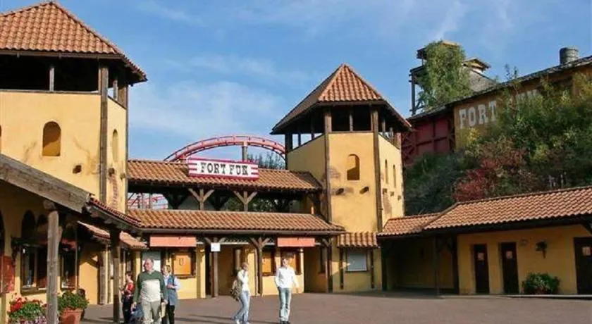 Europapark C7 2-4p - Dois Quartos Chalé, Dormem 4 - Image 1