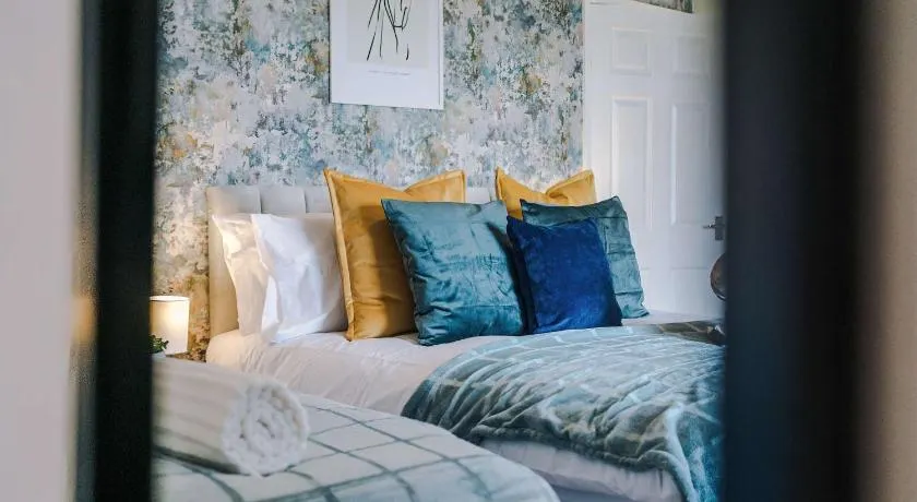 Spacious 2-Bed Home 5mins to Co-op Live & Etihad Campus w Free Parking - Image 1