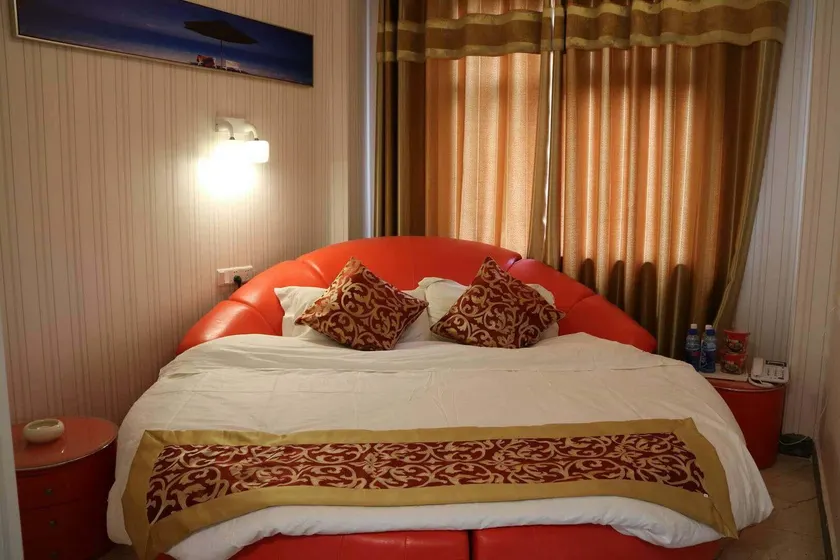 Deyang Hotel - Image 1