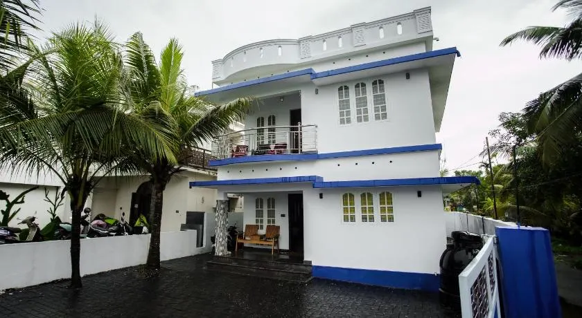 SR Lakefront Villa & Luxury houseboats - Image 1