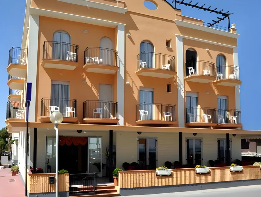 Hotel Holiday Beach - Image 1