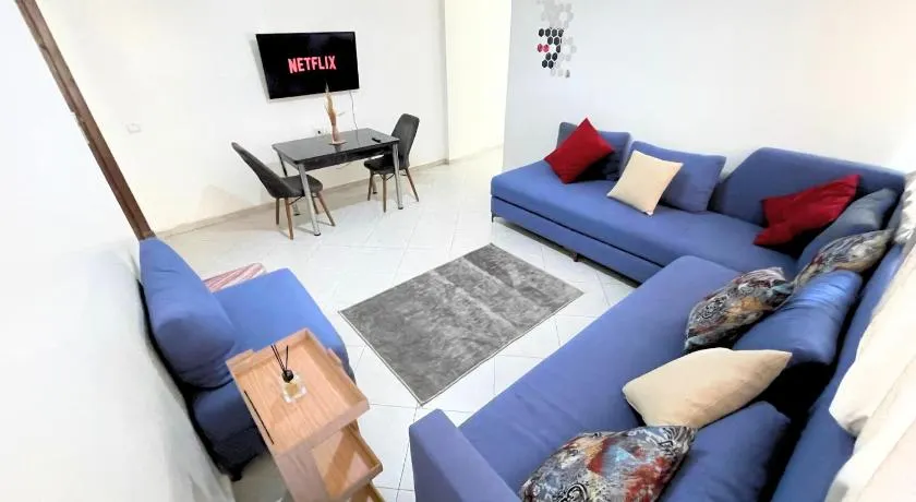 2BR Apartment - WiFi & Elevator Access- 3Min to Centre - Image 1