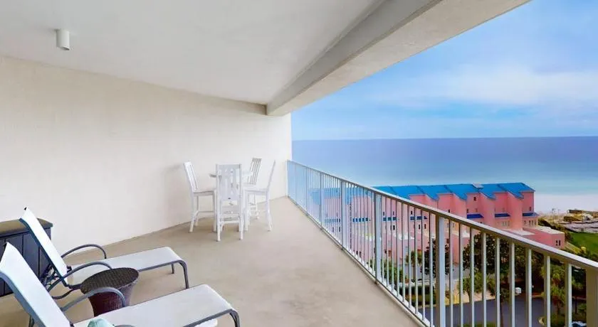 Elegant 9th-Floor Condo with Pools and Gym - Image 1