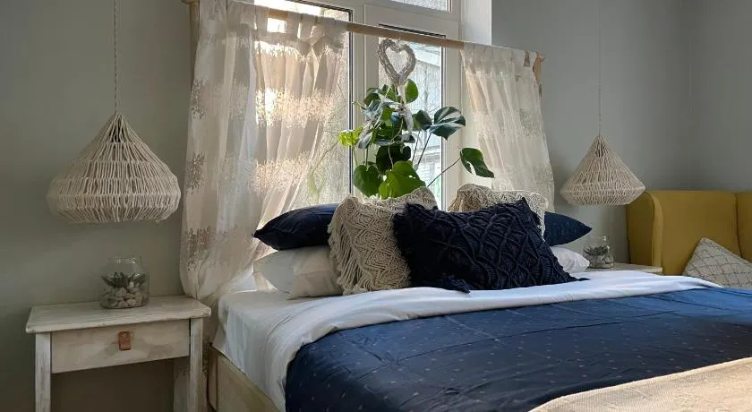 Pristine 1Br Apt in City Center- Free Parking & Coffee Machine - Image 1