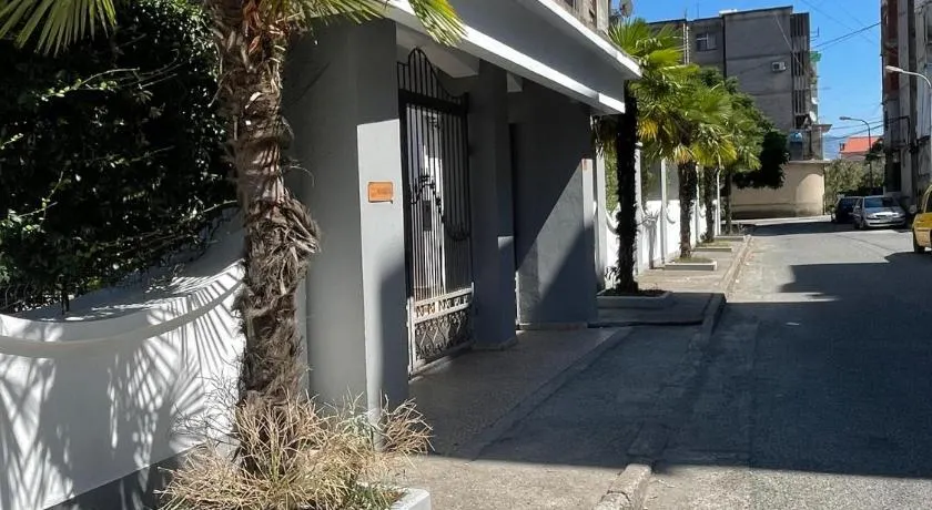 Las Palmas Guesthouse - Image 1