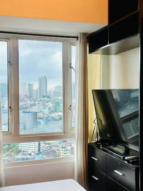 Studio unit at The Beacon Makati near Greenbelt - Image 1