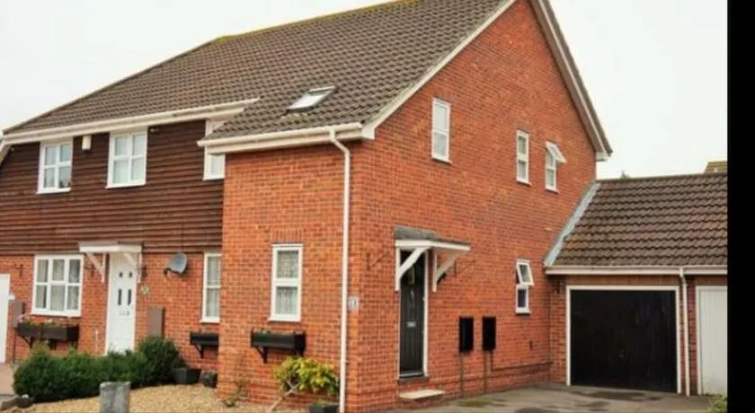 Ideally located contemporary 3 bed spacious house - Image 1