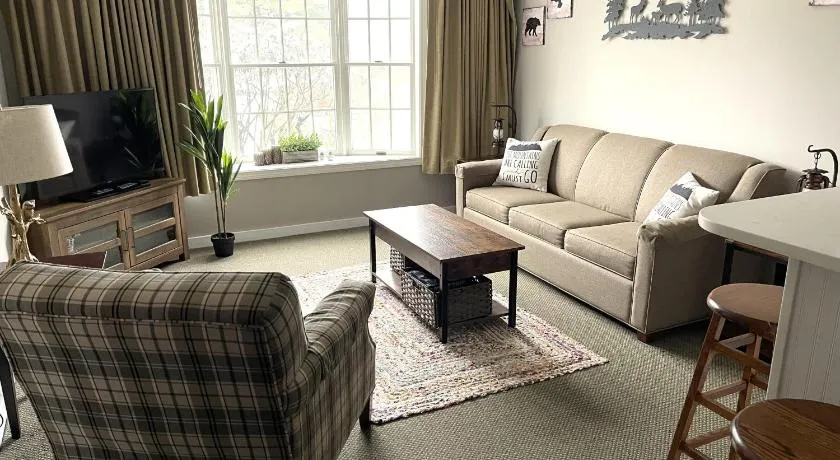 Ski On Off 1BR Suite 1st Flr Sleeps 4 Jiminy Peak - Image 1