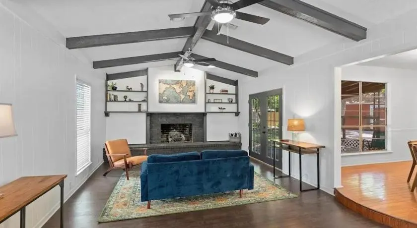 Small Town, Big House - Sleeps 8! - Image 1