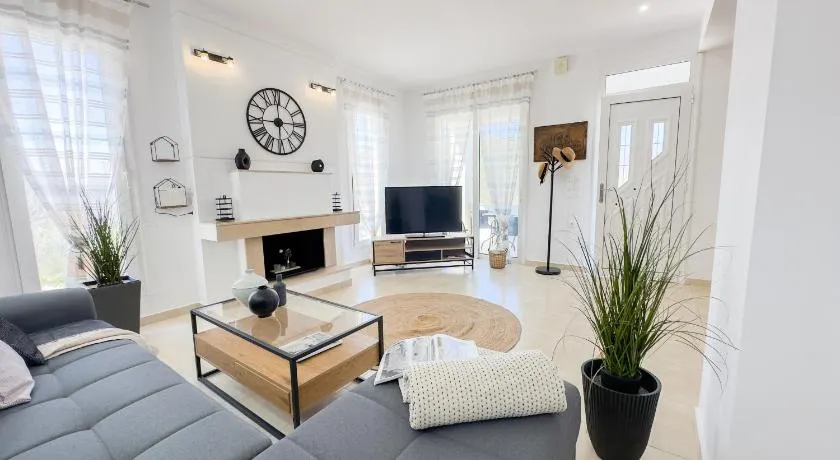 Ismini Luxury Villa - Image 1