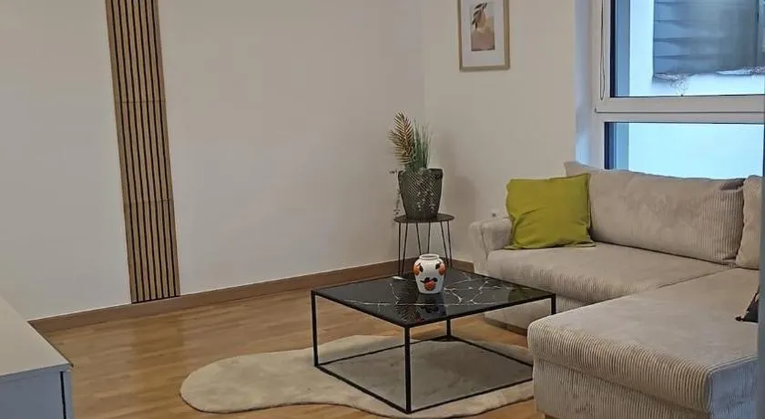 Bright apartment, private parking - Image 1