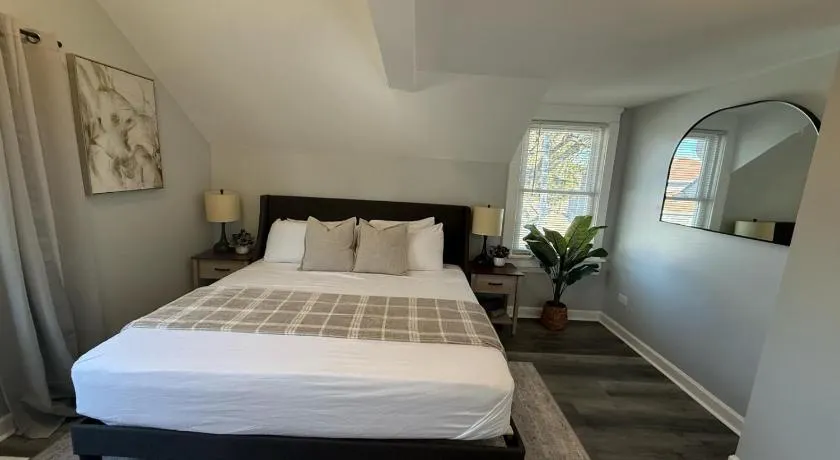 Modern 4BD 2BA Home Near Downtown Metra - Image 1