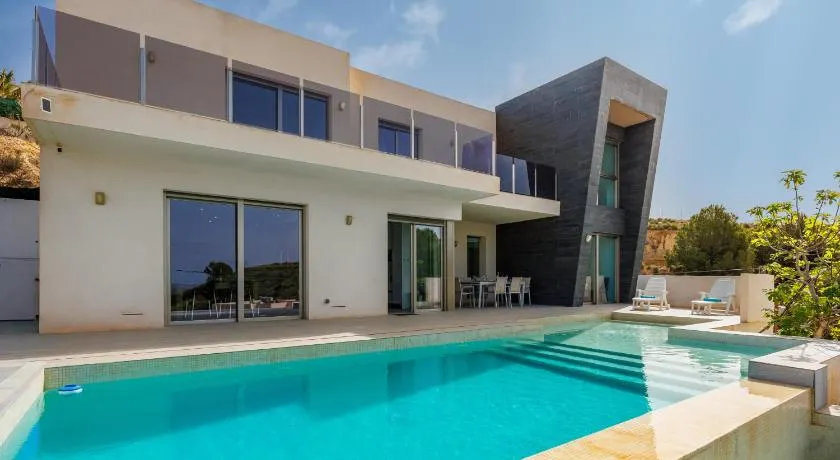 Modern ny villa med privat uppvärmd pool - Image 1
