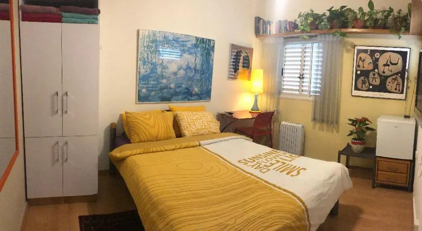 Comfortable quiet room with a private bathroom in shared apartment - Image 1