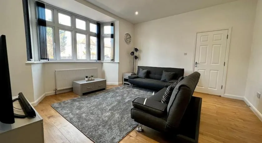 No1 Lux Apartment Nuneaton with Gated, Private Parking - Image 1