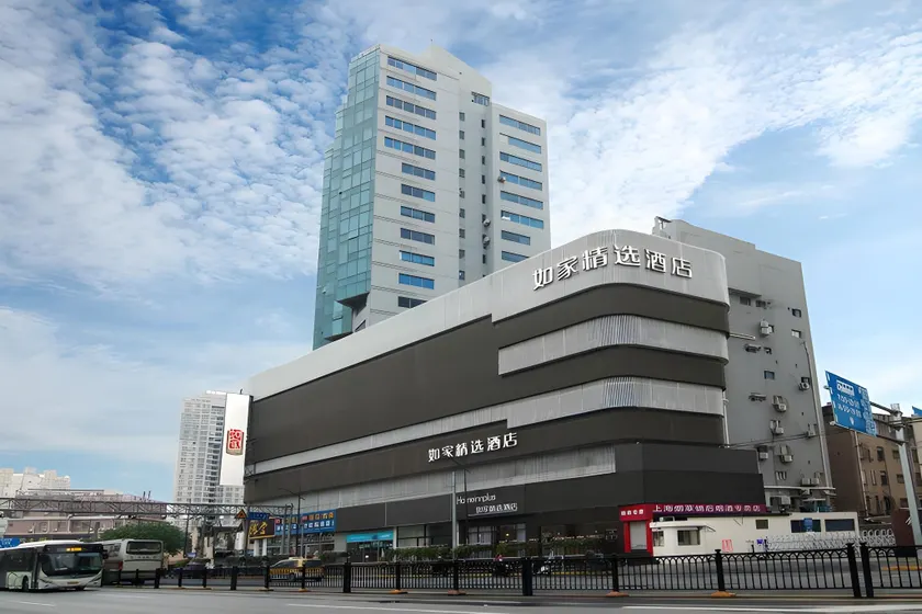 Home Inn Plus Shanghai the Bund Sichuan North Road Metro Station - Image 1