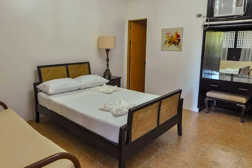 Grand Villa Laguna - Image 1