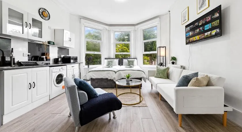 Stylish Central London Flat, Victorian Build, Sleeps 4 - Image 1