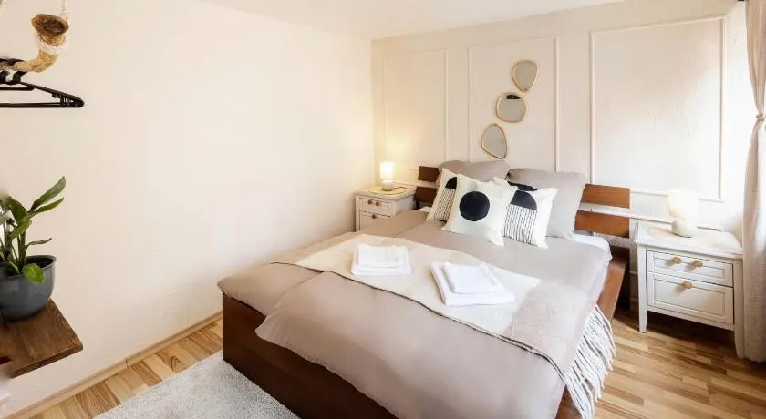 Cozy Central 3 Zimmer Apartment - Image 1