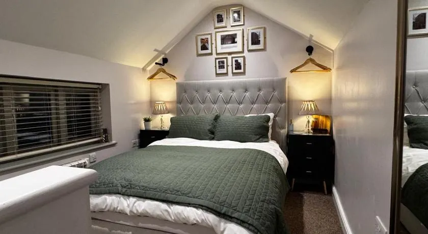 The Tower, 1 bed 1850's Tiny House - Image 1
