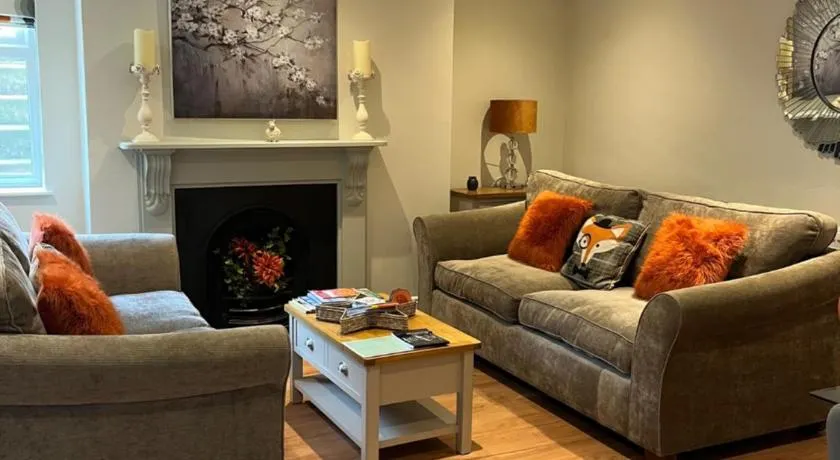 Luxury Refurbished 2 Bedroom Regency Apartment - Image 1