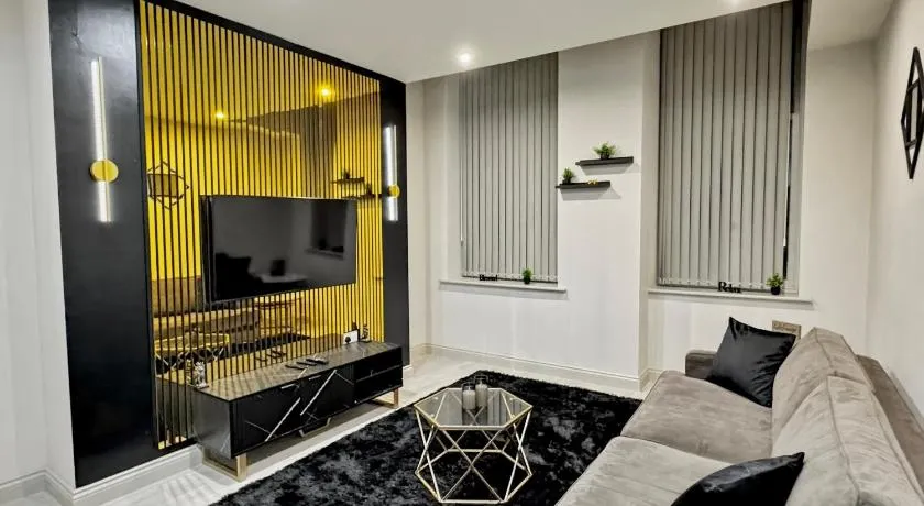 Centenary House Luxury Designer Apartment in Leeds City Centre - Image 1