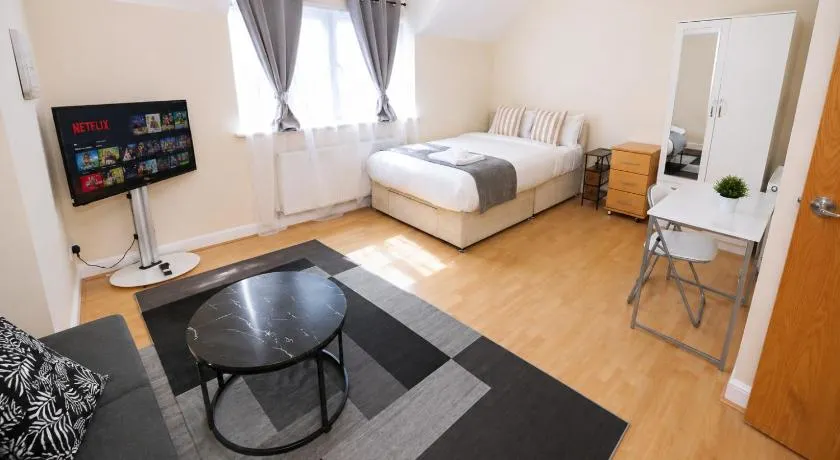 The Bluewater Retreat - Modern 2-Bed House - Image 1