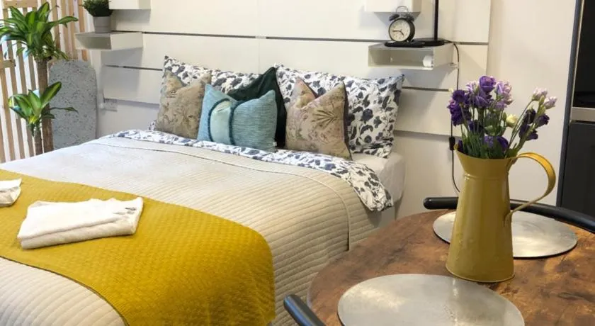Studio Flat - Image 1
