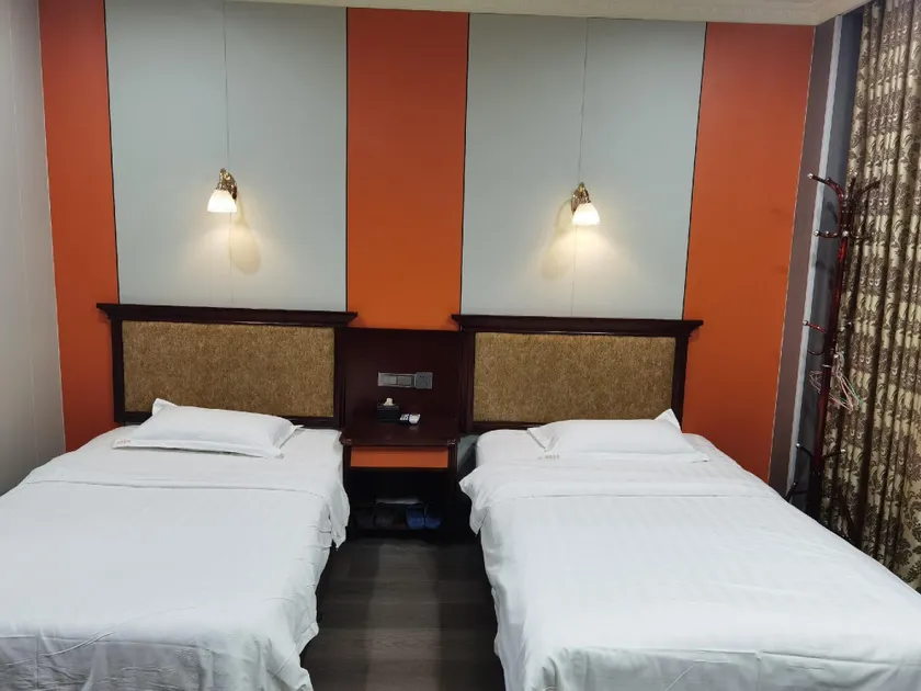 Dongfang Hotel - Image 1