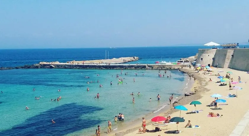 Elamar Rooms & Apartment - Image 1